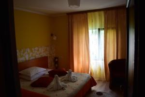 北马马亚-讷沃达里Vila Tudor Mamaia Nord的一间卧室配有带毛巾的床