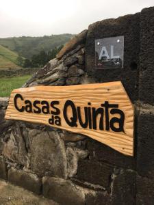 圣克鲁什达什弗洛里什Casas da Quinta的石墙边的标志