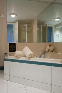 韦斯特利Winnapaug Inn的一间带水槽和镜子的浴室