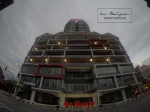 怡保怡保八角乐玛森公寓的一座高大的建筑,上面有标志