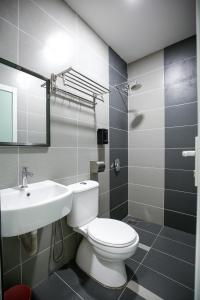 淡马鲁梅尔顿酒店 的浴室配有白色卫生间和盥洗盆。
