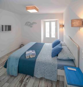 博尼法乔Faro della Madonetta的一间卧室配有一张带蓝色枕头的大床