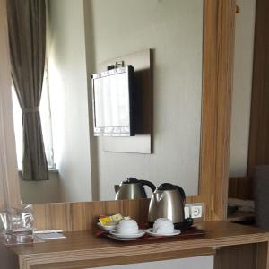 开塞利步云可酒店的一张带镜子的桌子和茶壶