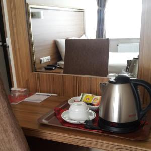 开塞利步云可酒店的茶壶坐在桌子上的托盘上