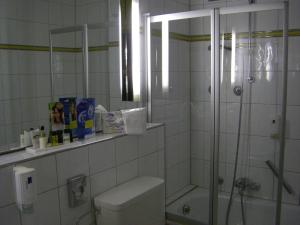 贝希特斯加登科隆普林兹酒店的带淋浴、卫生间和盥洗盆的浴室