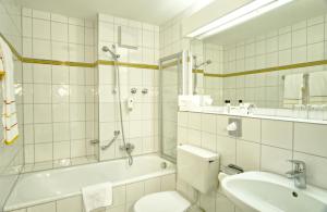 贝希特斯加登科隆普林兹酒店的浴室配有卫生间、浴缸和水槽。