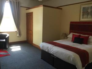 利物浦Woodlands Guest House的酒店客房设有床和窗户。