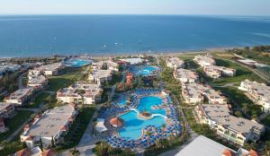 拉多斯林多斯公主海滩酒店 的享有带游泳池和海洋的度假村的空中景致