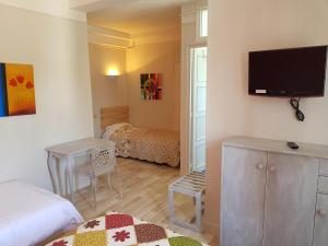 讷沙泰勒昂布赖Come Inn的客房设有带一张床和电视的卧室。