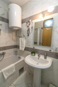 巴尼亚卢卡Apartment Barby - Deluxe的一间带水槽、浴缸和镜子的浴室