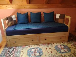 多比亚科Villa Pircher的一张床上有蓝色枕头的睡床
