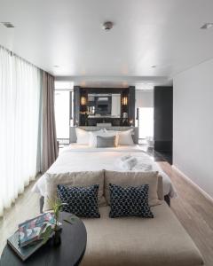 曼谷家图亚公寓酒店的一间大卧室,配有一张大床和一张沙发