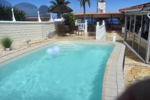 塔科龙特Komfort Wellness Haus Mesa del Mar的后院的蓝色海水游泳池
