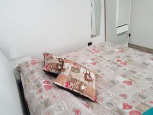 那不勒斯文森特之家公寓的床上有2个枕头