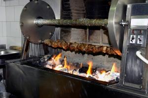 卡普雷塞·米开朗基罗Buca di Michelangelo的烤架,烤一些肉,烧着