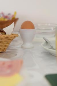 伊利索斯特力安塔酒店公寓的桌上的白碗里的一个鸡蛋
