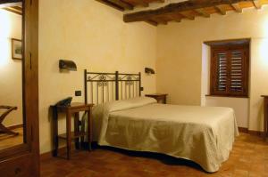 卡普雷塞·米开朗基罗Buca di Michelangelo的卧室配有一张床