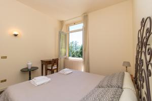 格里安泰卡德纳比亚Apartment Anna - Griante的一间卧室设有一张床和一个窗口