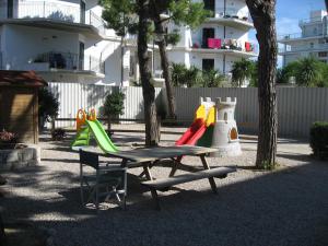 圣贝内代托-德尔特龙托Residence Dolce Vita的一个带野餐桌和游乐场的公园