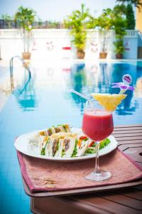 清迈皇后大酒店 - SHA Extra Plus的池畔的寿司和饮料盘