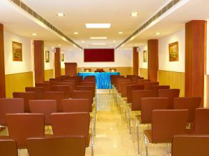 科钦艾斯瓦亚酒店的一个带椅子和讲台的讲座大厅