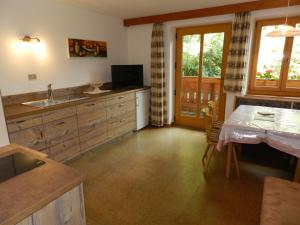 卢松Gedrarzerhof的厨房配有水槽、桌子和窗户