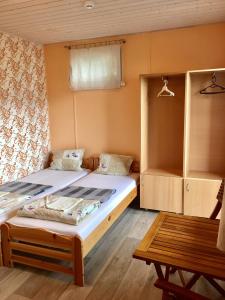 斯文托伊Poilsio namai "Undinė"的小房间设有两张床和一张桌子