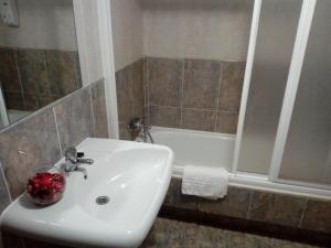 欧德鲁佐Apartamento Cefas的浴室配有水槽、淋浴和浴缸。