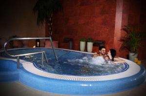 哈卡尼夏芬疗养酒店&餐厅的一家酒店热水浴池中的男女