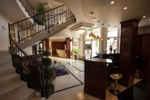 哈卡尼夏芬疗养酒店&餐厅的客厅设有楼梯和大堂