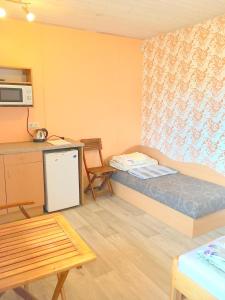 斯文托伊Poilsio namai "Undinė"的小房间设有一张床和一张桌子