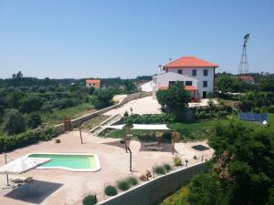 塞尔唐Quinta Quatro Ventos的一座房子旁的院子内的一个小型游泳池