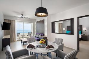 莫雷洛斯港Ventus at Marina El Cid Spa & Beach Resort - All Inclusive的客厅配有桌椅