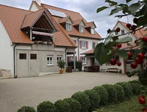 阿布斯贝格Ferienwohnung Bickel的一座大型房屋,设有红色屋顶和车道