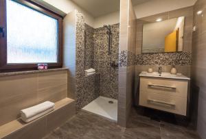 科雷尼察Guest House Vana的一间带水槽和淋浴的浴室