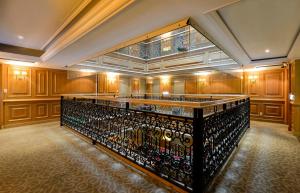 台中市富比世大饭店的大房间设有酒吧,提供葡萄酒瓶