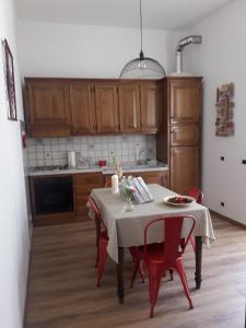 萨尔扎纳Aliso'的厨房配有红色椅子和桌子