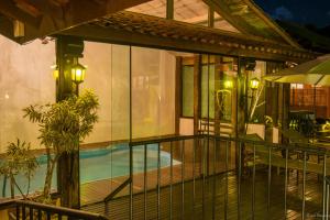 蒂拉登特斯普萨达特利姆都依姆普拉多尔酒店的一个带游泳池的别墅的阳台