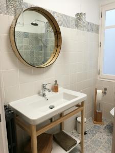 特鲁埃尔Tirwal Suite的一间带水槽和镜子的浴室