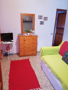 加拉奇科Atico con Vistas al Mar, Garachico的一间卧室配有一张床、梳妆台和电视。