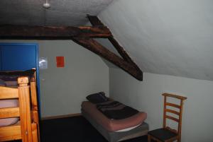 布鲁日查理罗肯特青年旅馆的客房设有两张双层床和梯子