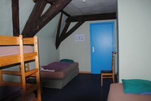 布鲁日查理罗肯特青年旅馆的带两张双层床和蓝色门的房间