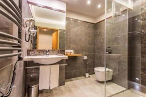 格丁尼亚Apartamenty Efekt 72的一间带水槽和卫生间的浴室