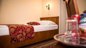 克卢日-纳波卡特昂斯宜尔瓦尼雅酒店的酒店客房,配有一张带红色毯子的床