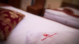 克卢日-纳波卡特昂斯宜尔瓦尼雅酒店的一张贴有红色标志的床的壁橱