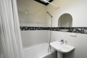 爱妮岛金丝燕酒店 的白色的浴室设有水槽和浴缸。