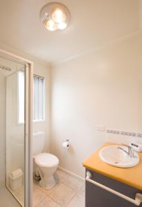 雅纳基普罗姆盖特逍遥度假屋的一间带卫生间和水槽的浴室