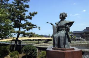金泽金马醋民宿旅馆的站在桥前的妇女雕像