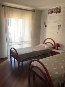 维科德尔加尔加诺La Casa Di Pietra的一间医院间,设有两张床和窗户