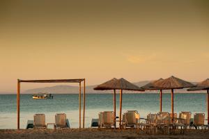 阿吉亚特拉萨皮查瑞酒店的海滩上的一组椅子和遮阳伞
